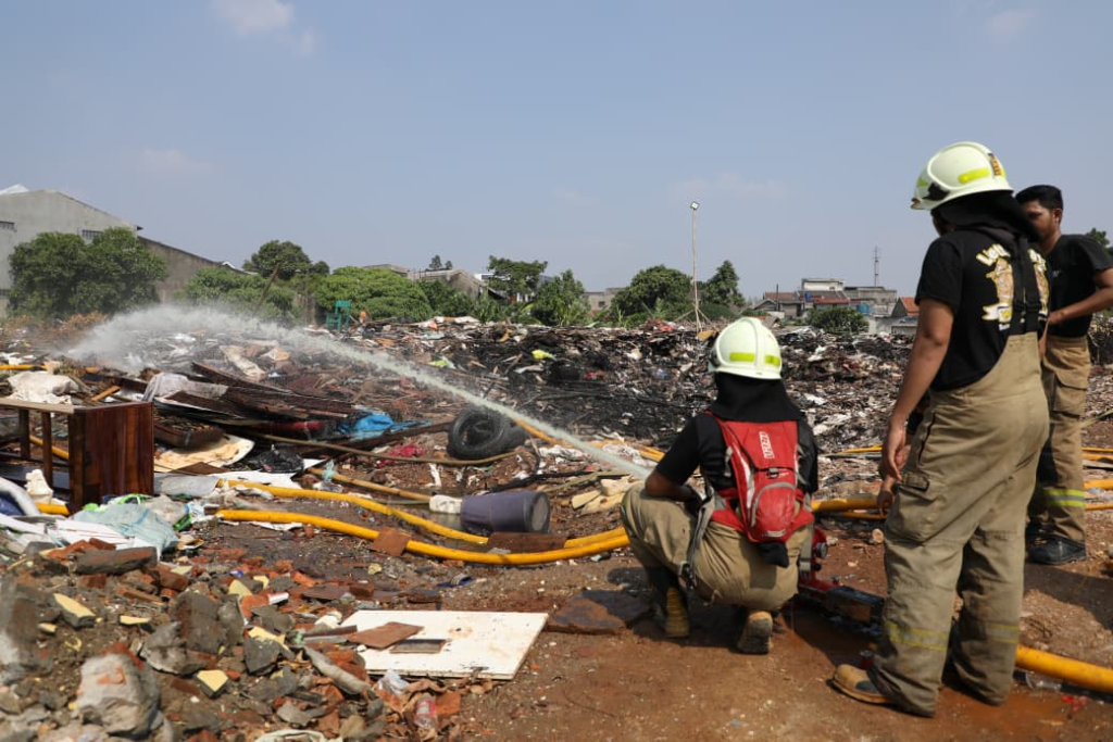 Lahan Sampah Ilegal Kramat Jati Terbakar Brutal, DKI Perketat Awasi