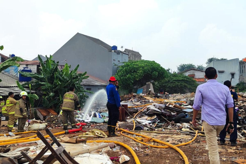 Lahan Sampah Ilegal Kramat Jati Terbakar Brutal, DKI Perketat Awasi