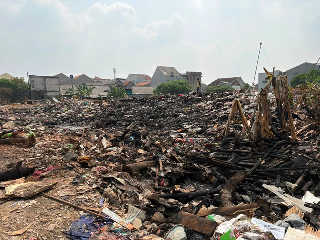 Lahan Sampah Ilegal Kramat Jati Terbakar Brutal, DKI Perketat Awasi