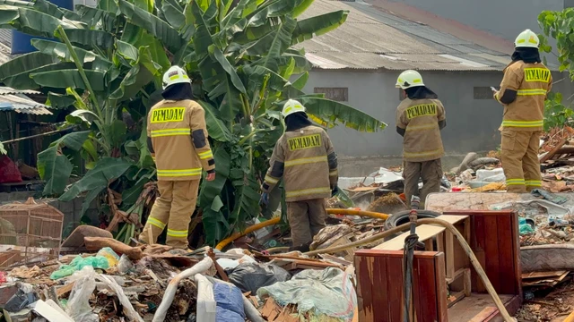 Lahan Sampah Ilegal Kramat Jati Terbakar Brutal, DKI Perketat Awasi